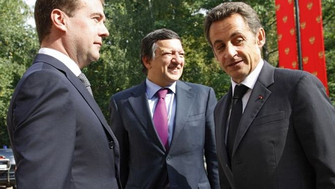 Medveděv, Barroso a Sarkozy (zleva doprava) před jednáním v Moskvě