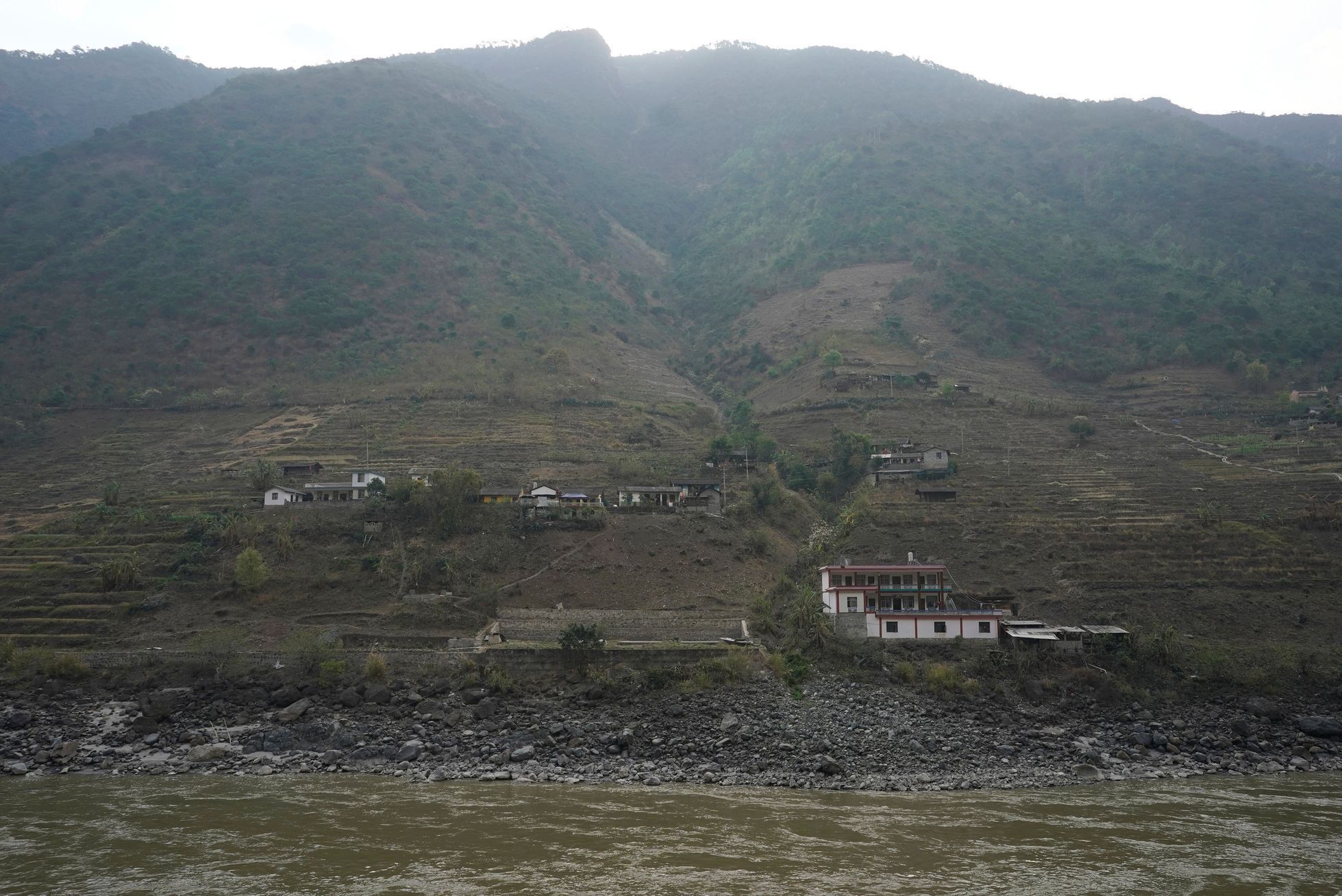 Horská vesnice Lazimi (La-c'-mi) v Číně