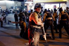 Ve Fergusonu je výjimečný stav, policie zatkla přes 70 lidí