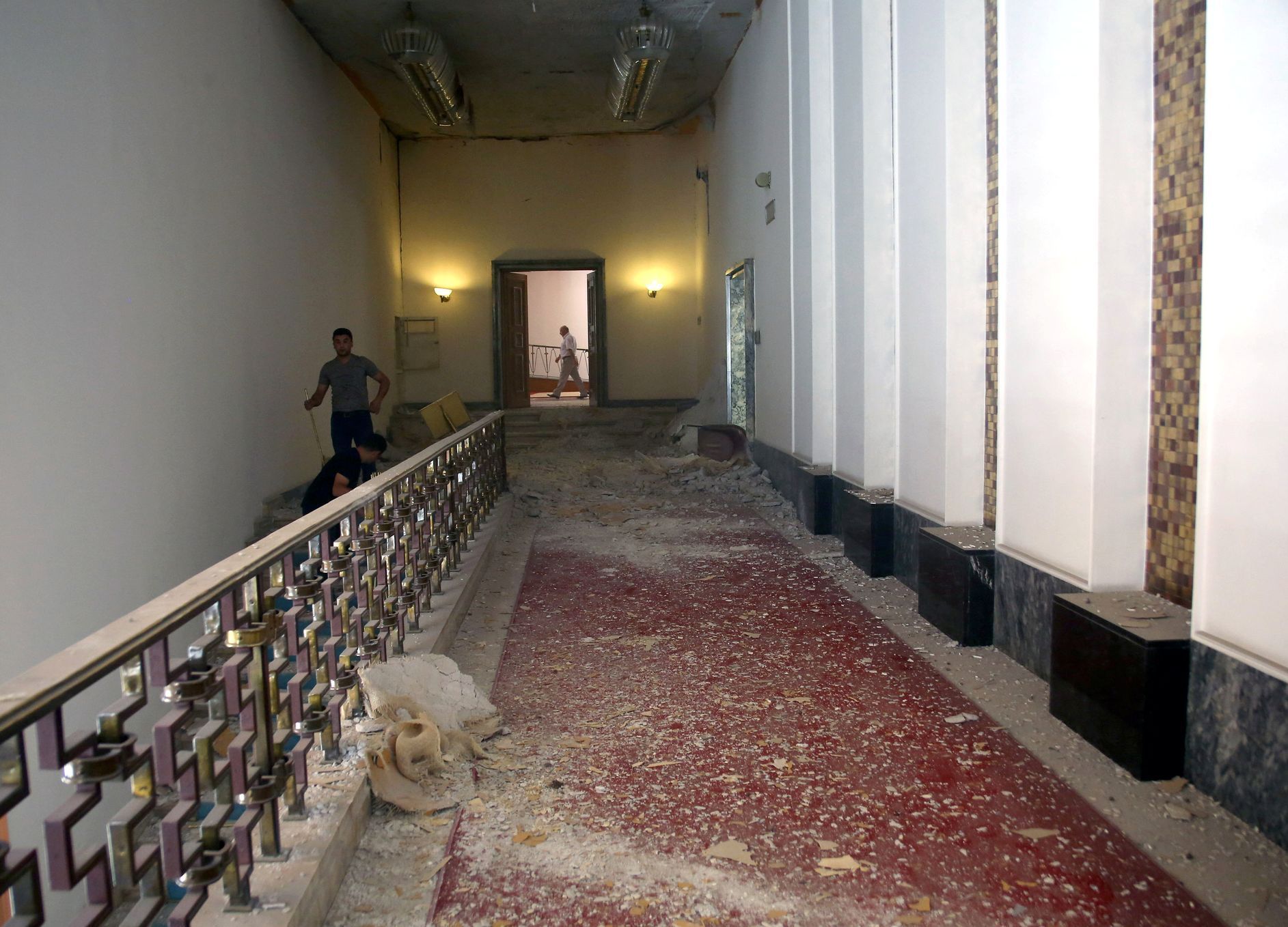 Poničená budova tureckého parlamentu v Ankaře po pokusu o státní převrat