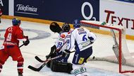 Petr Sýkora překonal Sinuhe Wallinheima. Česko vede 1:0 proti Finsku.