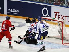 Petr Sýkora překonal Sinuhe Wallinheima. Česko vede 1:0 proti Finsku.