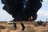 Podle rebelů Kaddáfího letadla zasáhla ropovod vedoucí do Sidíru a několik tamějších zásobníků ropy.