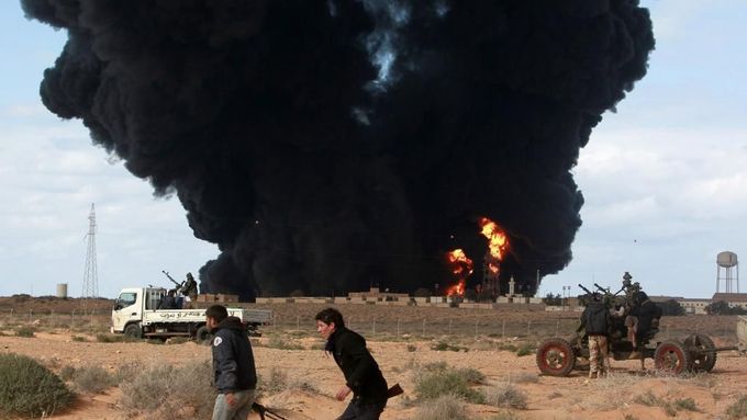 Kaddáfí bombarduje povstalce, kteří nemají žádné letecké síly