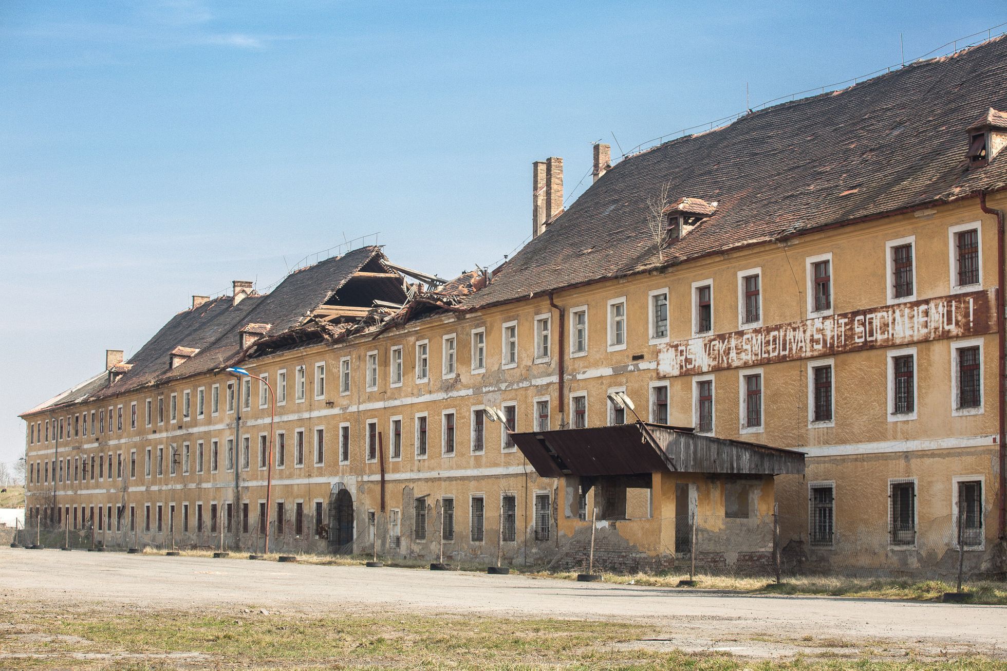 Chátrající Velká pevnost Terezín, kasárna, hradby