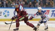 V předehrávce 38. kola extraligy se v Praze střetly Sparta s Kometou. Tomáš Dvořák čelil při rozehrávce napadání Leoše Čermáka.