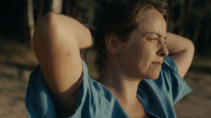 Recenze: Ve čtyřiceti vdovou. Nový český film začíná jako od mistrů realismu; Zdroj foto: CinemArt