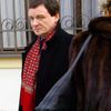 Ministr zdravotnictví David Rath přichází v doprovodu své tiskové mluvčí Jany Kocové na jednání s premiérem Jiřím Paroubkem a hejtmany do Kramářovy vily v Praze. Tématem jednání byla budoucnost nemocnic.