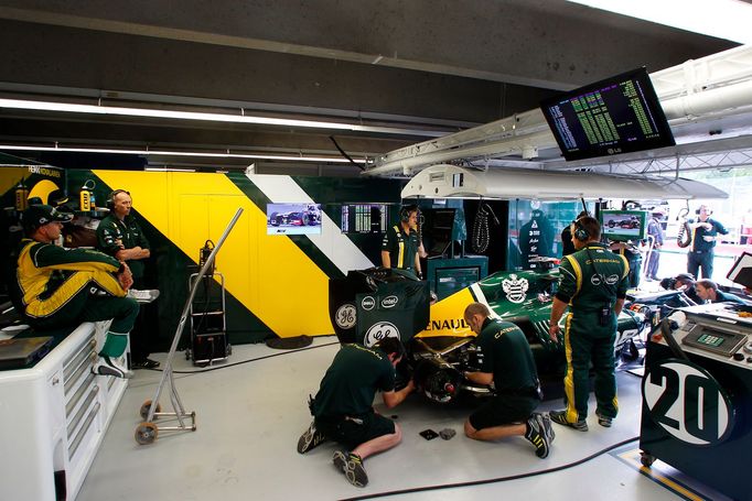 Heikki Kovalainen přidělal mechanikům Caterhamu práci hned v pátek dopoledne.