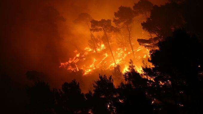Obrazem: Lesní požáry pustoší Chorvatsko. To nejhorší snad máme za sebou, doufají hasiči ve Splitu