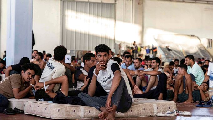 Nově příchozí migranti, kteří jsou ubytování v městské hale ve městě Agyia na ostrově Kréta, Řecko, 10. července 2025.