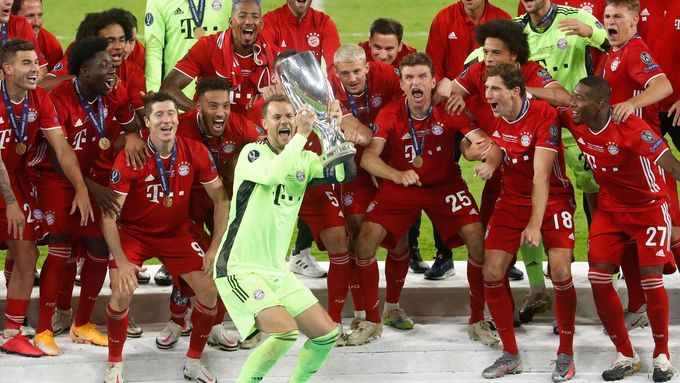 Fotbalisté Bayernu juchají se Superpohárem