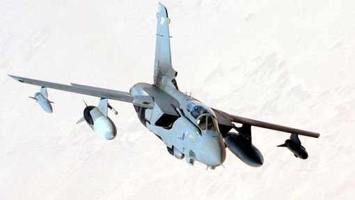 Dvoumístný dvoumotorový bojový letoun Tornado GR4 britského Královského vojenského letectva během operace v Iráku.