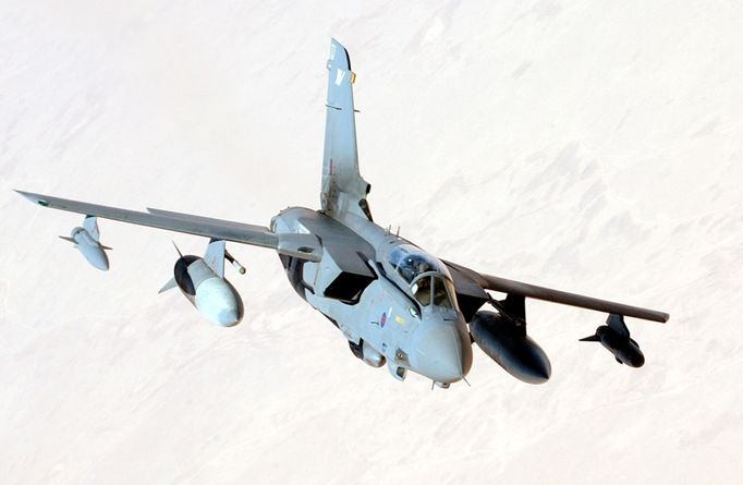 Dvoumístný dvoumotorový bojový letoun Tornado GR4 britského Královského vojenského letectva během operace v Iráku.