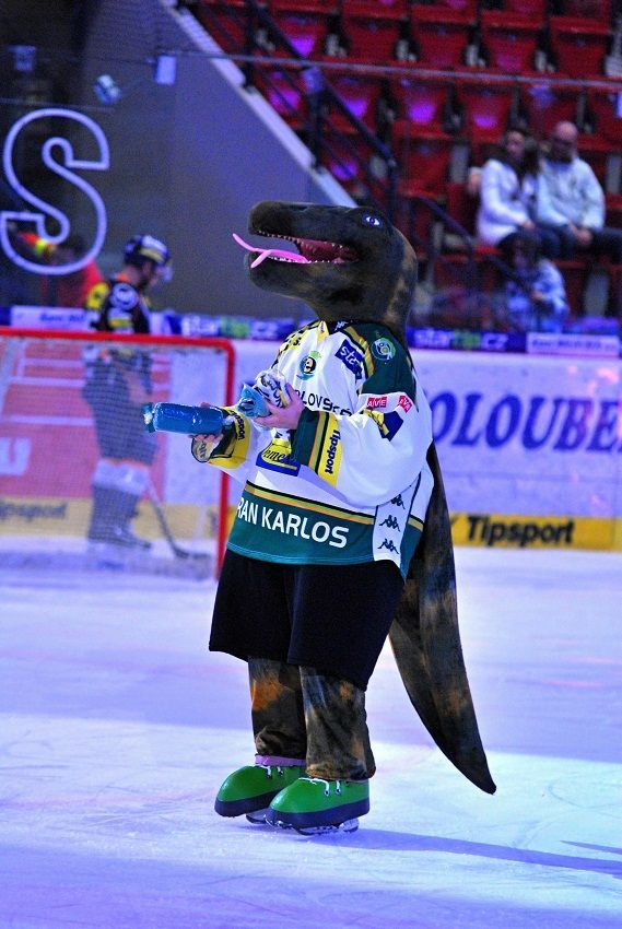 Oslavy 80 let karlovarského hokeje - maskot Karlos