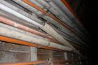 V pražském metru jsou použitých žlabů s obsahem azbestu tuny