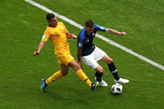 Andrew Nabbout a Lucas Hernandez v zápase Francie - Austrálie na MS 2018