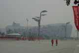 Smogová deka nad Ptačím hnízdem, centrálním olympijským stadionem.