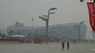 Smogová deka nad Ptačím hnízdem, centrálním olympijským stadionem.