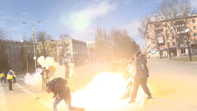 Ruští vojáci házejí ohlušují granáty mezi lidí, kteří v Chersonu žádají jejich odchod a konec okupace.