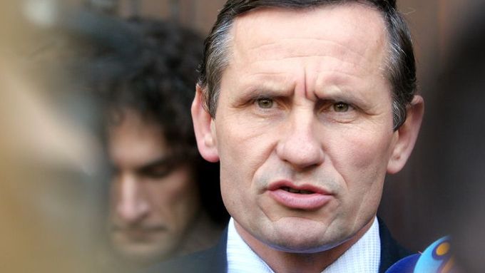 Jiří Čunek podá ve středu demisi na své funkce v Topolánkově vládě.
