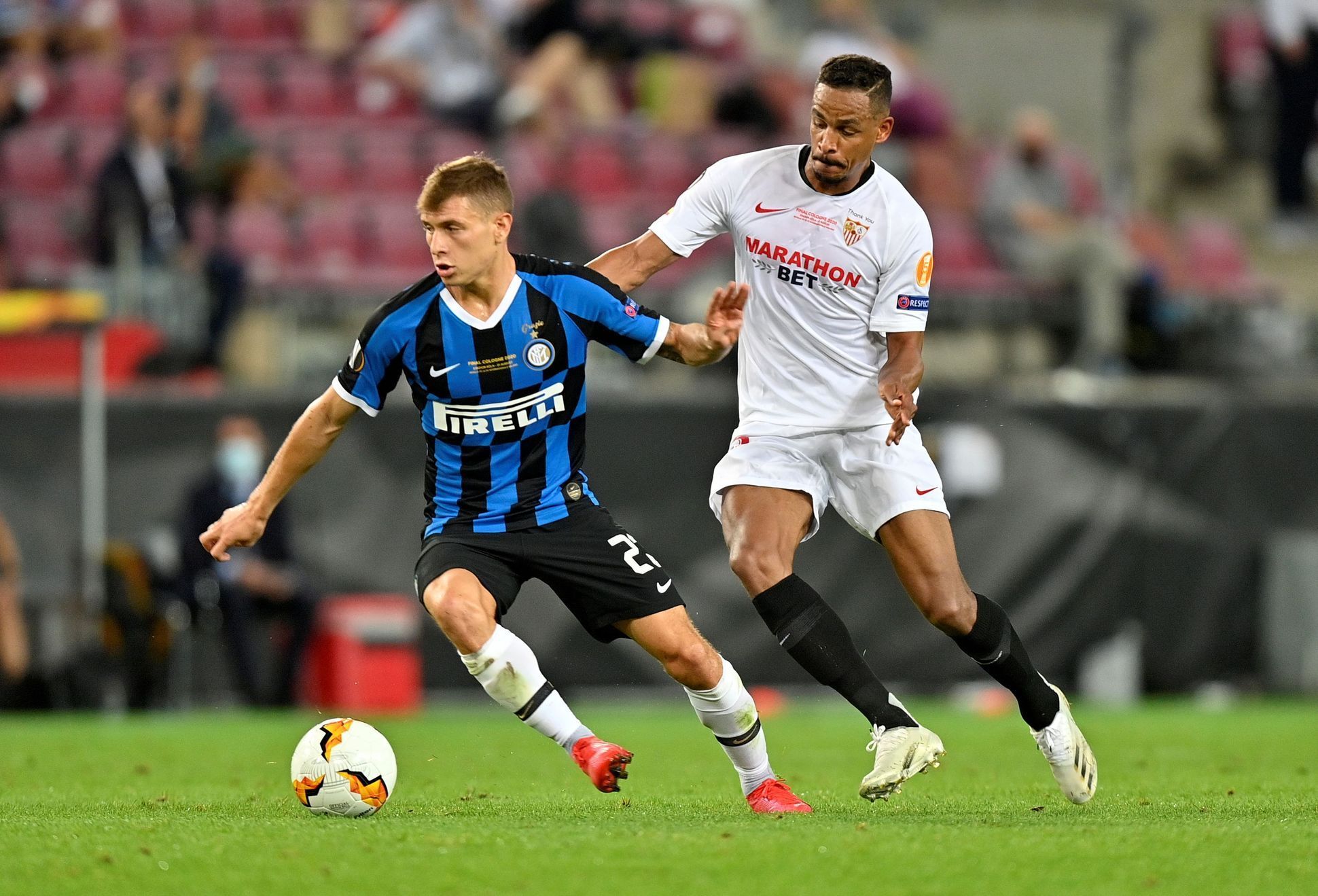 Nicolo Barella a Fernando ve finále EL Sevilla - Inter Milán