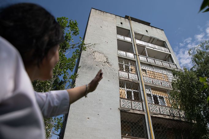 Vrchní sestra ukazuje stopy po ruském ostřelování na zdi nemocnice v Chersonu.