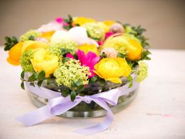 Velikonoční dekorace z živých květů. Pomůže vám izolepa