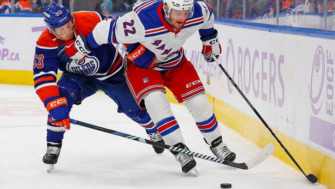 Útočník Edmontonu Jeff Skinner (vlevo) v utkání s Rangers, v němž opět simuloval