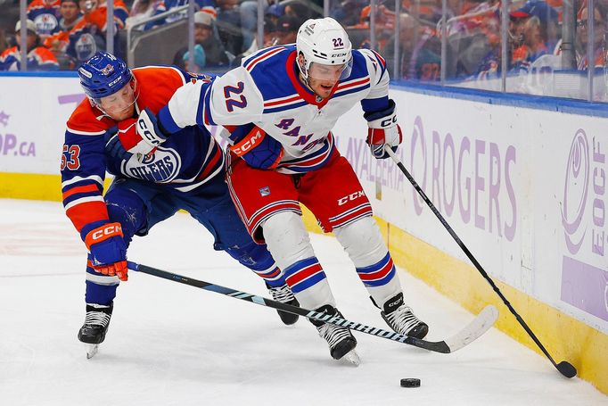 Útočník Edmontonu Jeff Skinner (vlevo) v utkání s Rangers, v němž opět simuloval