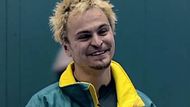 Říká vám něco jméno Steven Bradbury? Tento australský rychlobruslař zajistil pro nejmenší světadíl první zlatou zimní olympijskou medaili v historii. Ve finále v Salt Lake City se celou dobu díval na své čtyři protivníky z uctivé vzdálenosti. Jenže v poslední zatáčce přišla hromadná kolize. A jak to dopadlo, se podívejte sami. I takový dokáže být sport.