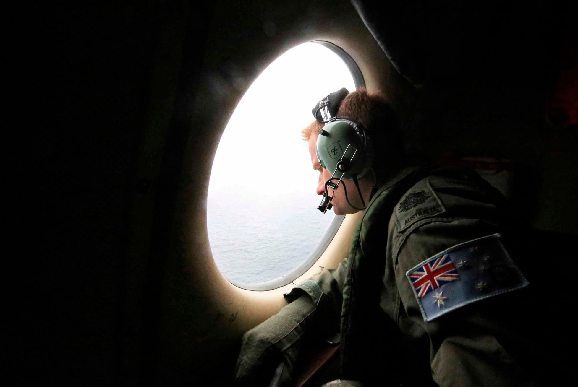 RAAF Warrant Officer Mikeska looks out of a RAAF C-130J Hercules aircraft as it flies over the southern Indian Ocean in search for the missing Malaysian Airlines MH370