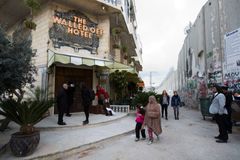 Britský pouliční umělec Banksy otevřel kontroverzní hotel v Betlémě. Pokoje mají výhled do zdi