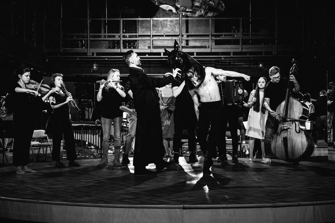 Snímek ze zkoušky opery Tak tiše až.