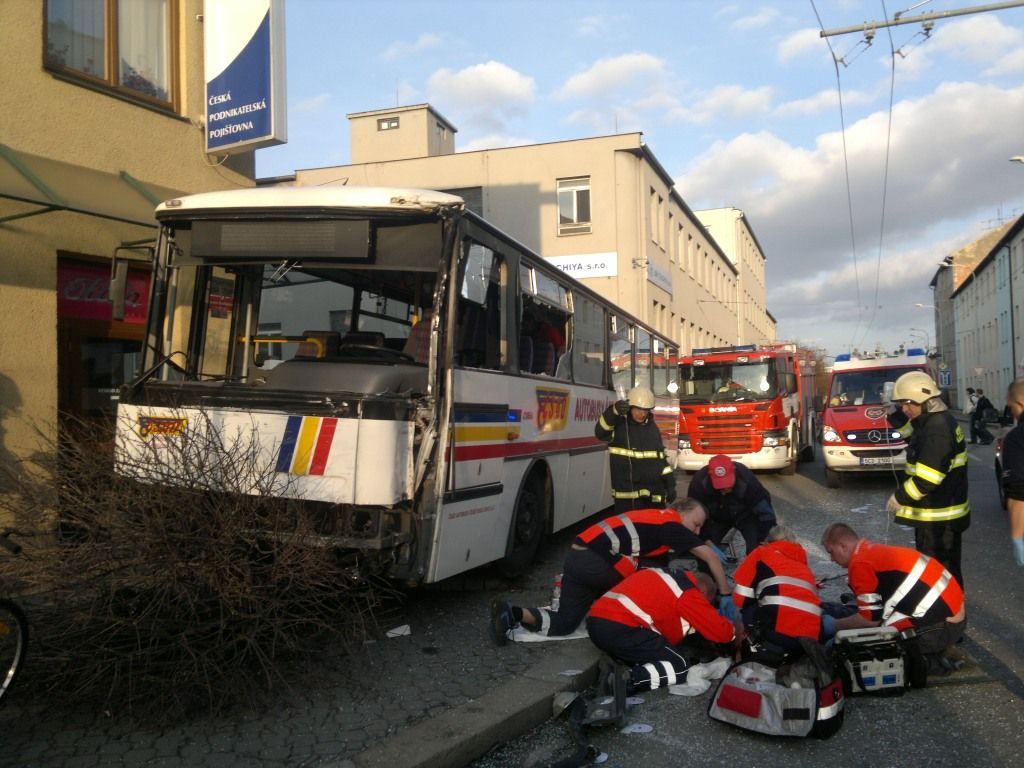 Srážka autobusu s trolejbusem v Českých Budějovicích