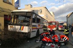 Srážka autobusu a trolejbusu v Budějovicích. 6 raněných