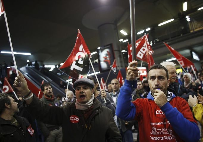 Picketers from workers' and trade unions shout slogans at Atocha rail station during a 24-hour nationwide general strike in Madrid, November 14, 2012. Spanish and Portuguese workers staged the first coordinated strike across the Iberian peninsula on Wednesday, shutting down transport, grounding flights and closing schools to protest austerity measures and tax hikes. REUTERS/Paul Hanna (SPAIN - Tags: POLITICS CIVIL UNREST BUSINESS EMPLOYMENT) Published: Lis. 14, 2012, 9:24 dop.