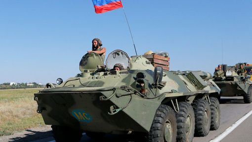 Ruský obrněný transportér u hranic s Ukrajinou.