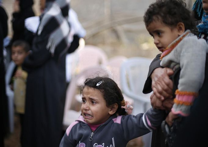 A girl cries during the funeral of Palestinian boy Faris Basyoni, who was killed in an Israeli air strike, in Beit Hanoun in the northern Gaza Strip November 16, 2012. Basyoni was killed on Thursday night when an Israeli air strike hit his family house. Egypt opened a tiny window to emergency peace diplomacy in Gaza on Friday, but hopes for even a brief ceasefire while its prime minister was inside the bombarded enclave to talk to leaders of the Islamist Hamas movement were immediately dashed. REUTERS/Suhaib Salem (GAZA - Tags: CIVIL UNREST MILITARY POLITICS) Published: Lis. 16, 2012, 11:02 dop.