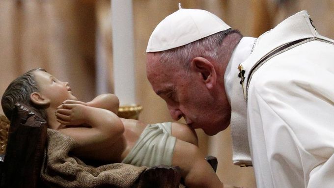 Papež František líbá sochu Ježíška při tradiční vánoční mši v bazilice svatého Petra ve Vatikánu.