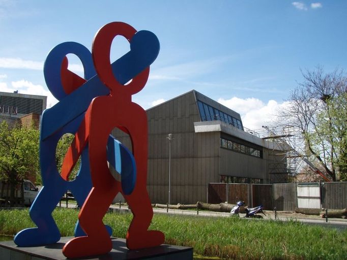 Umění pro Berlín. Tento objekt pro knihovnu navrhl americký sochař Keith Haring.