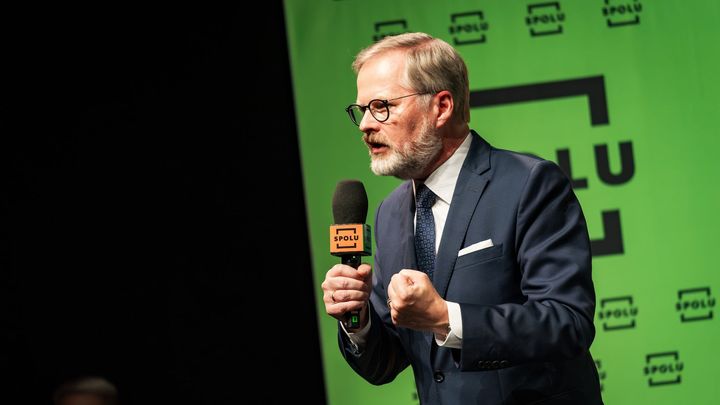 Ochranka premiéra Fialy čelí průšvihu. Řeší pokus o vloupání do auta, má rozbitá okna