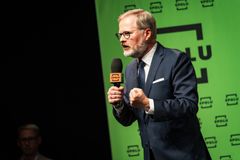 Ochranka premiéra Fialy čelí průšvihu. Řeší pokus o vloupání do auta, má rozbitá okna