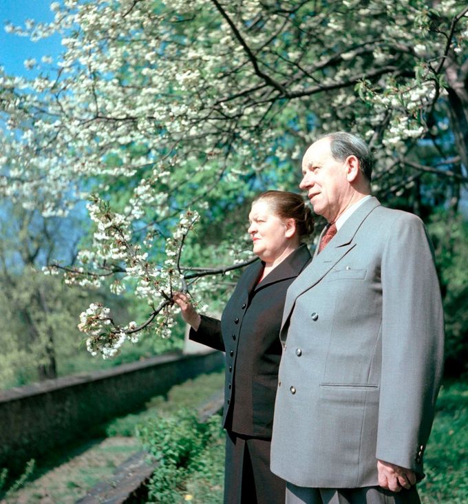Marie Zápotocká (1890-1981), první dáma Československa, s manželem prezidentem Antonínem Zápotockým během jarní procházky v zahradách Pražského hradu v roce 1954.