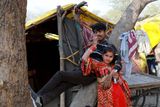 Nemuslimští obyvatelé čelí v Pákistánu podle zprávy americké komise pro Mezinárodní náboženská práva "vážným perzekucím od úřadů, jako je společenské obtěžování kvůli jejich víře, kdy jejich místa určená k modlení napadají jak úřady, tak davy lidí," cituje ze zprávy agentura Reuters.