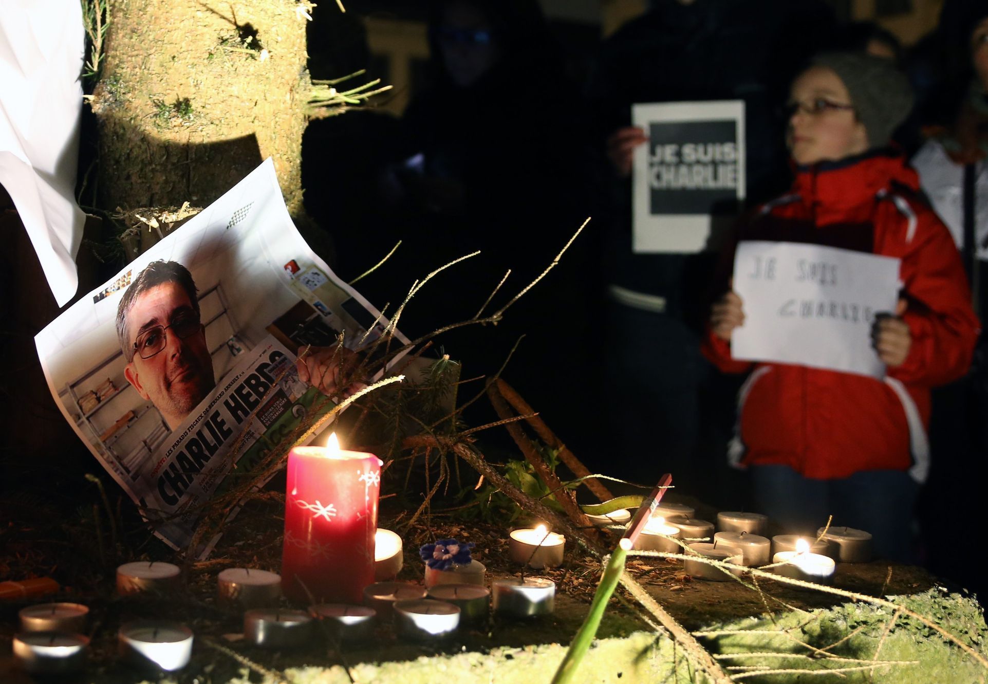 Pietní akce ve světě obětem pařížské tragédie