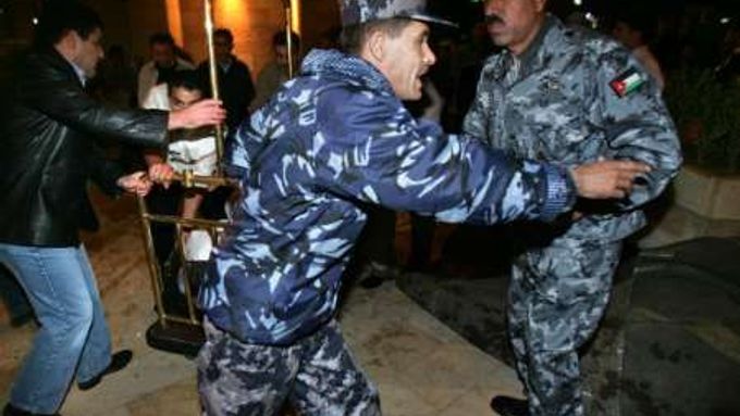 Jordánský policista se snaží vyklidit oblast kolem hotelu Grand Hyatt