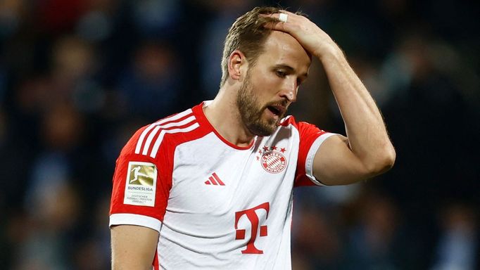 Rozčarovaná hvězda Bayernu Mnichov Harry Kane při prohraném utkání s Bochumí