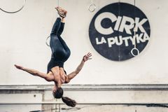 Oštěp na jevišti, pot a slzy při tréninku. La Putyka propojuje sportovce a akrobaty