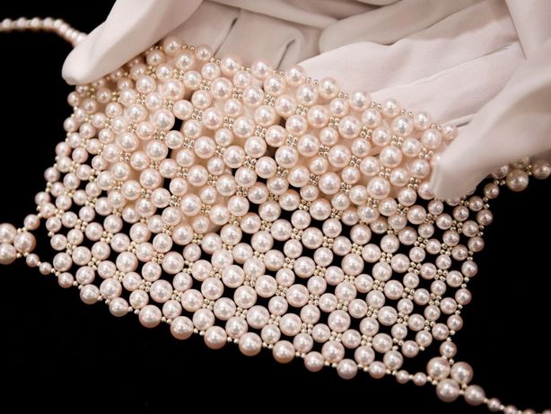 Perlové roušky krášlí 330 perel akoya.